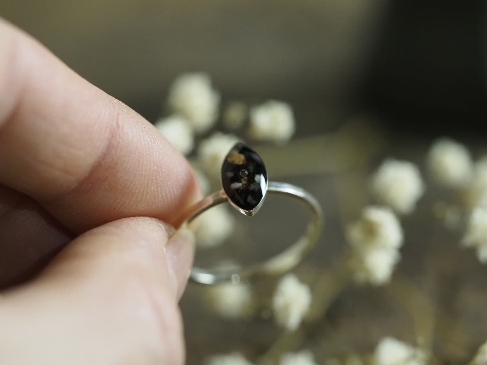 Feiner Fingerring mit Asche, Elipsenform, Beschichtung 999er Silber, Nr. S2