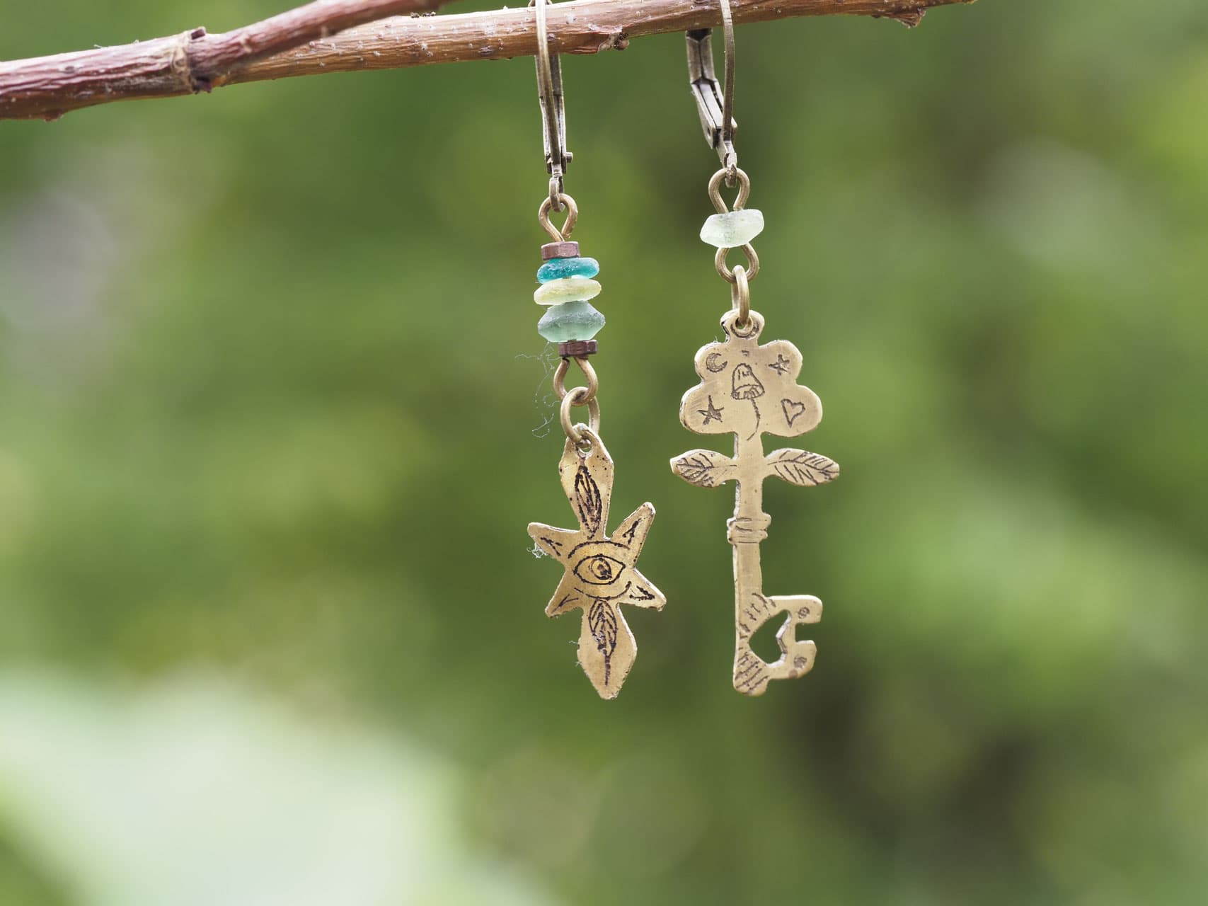 Ohrringe aus Messing ausgesägt und mit Mustern versehen, Perlen aus Seaglass, Nr. A 185