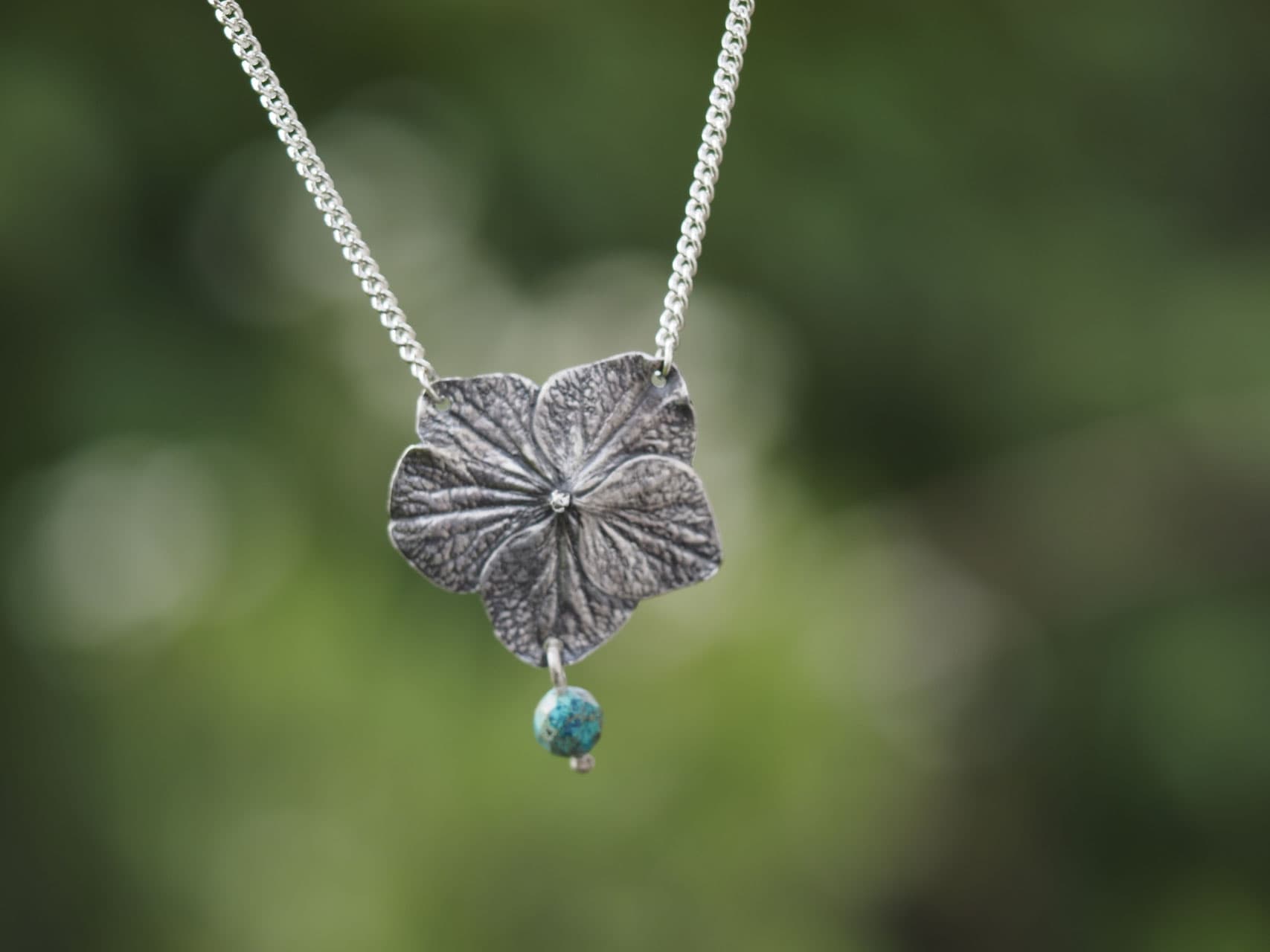 Hortensienblüte mit Chrysokoll-Edelstein, aus Silber 925 mit versilberter Kette Nr. A95