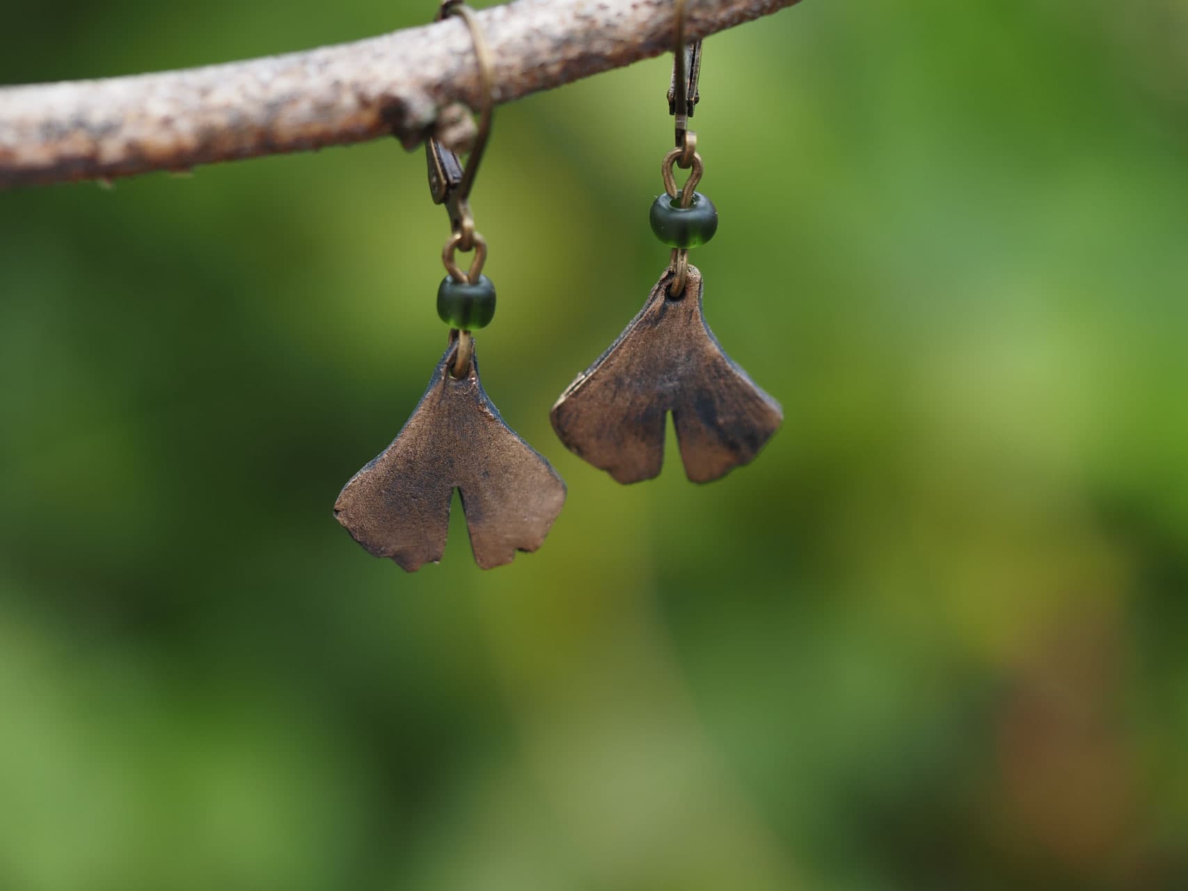 Ginkgo mit recycelter grüner Glasperle, Bronze, Nr. 1299