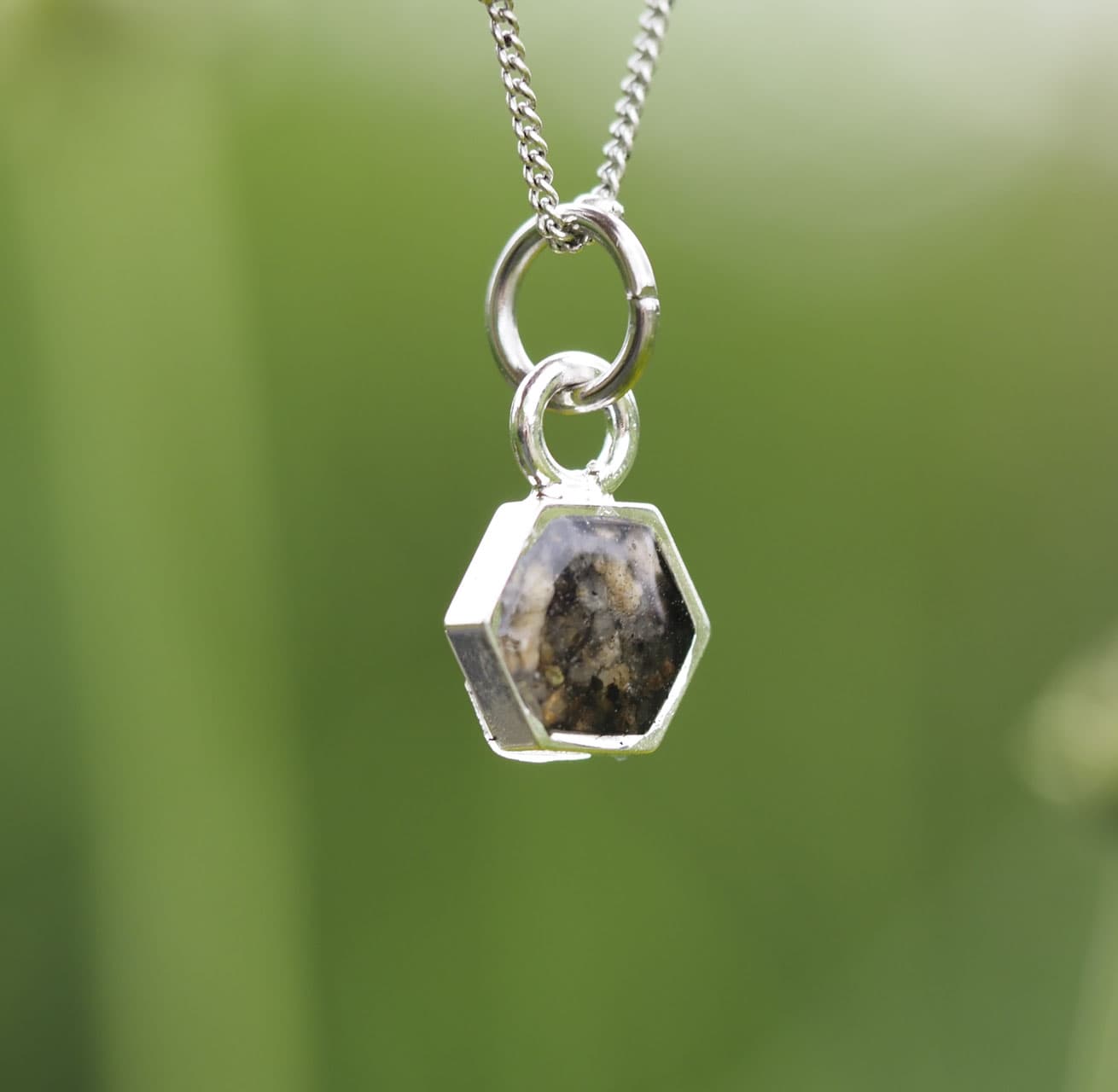 kleines Hexagon mit Asche, Beschichtung 999er Silber