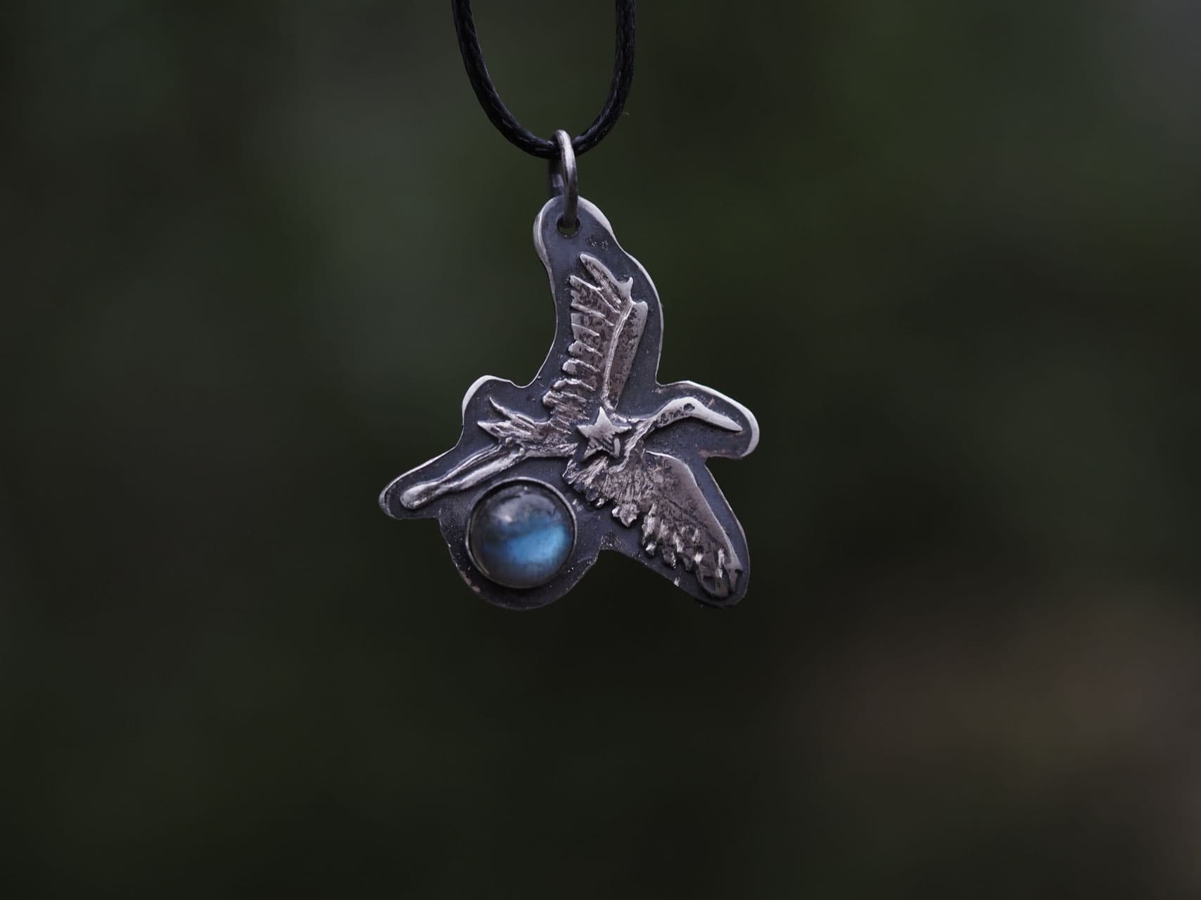 Kleiner Kranich aus Sterlingsilber geschmiedet, mit Labradorit Nr. 1316