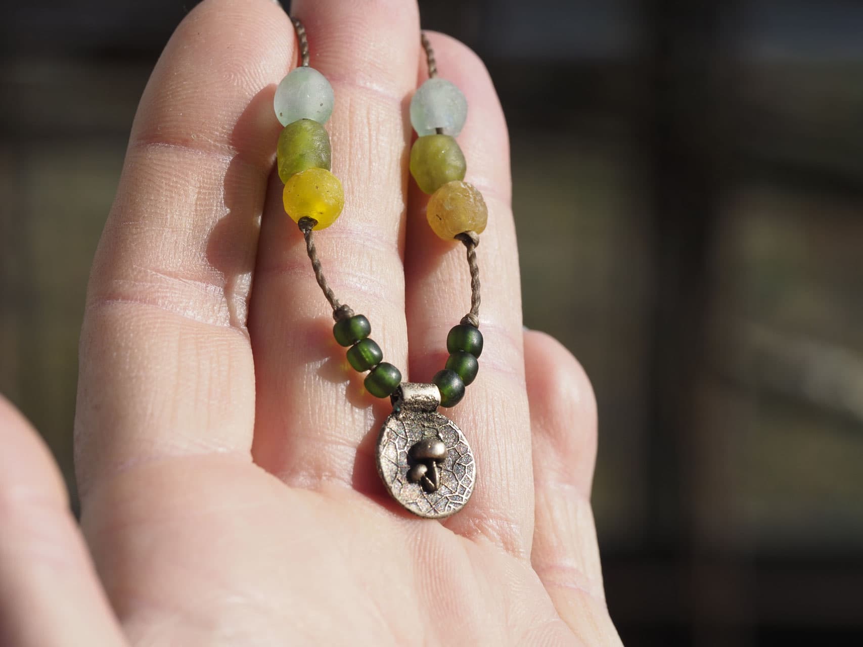 Kette mit kleinen Pilzen aus Bronze mit den Farben der Natur aus recycelten Glasperlen, A138