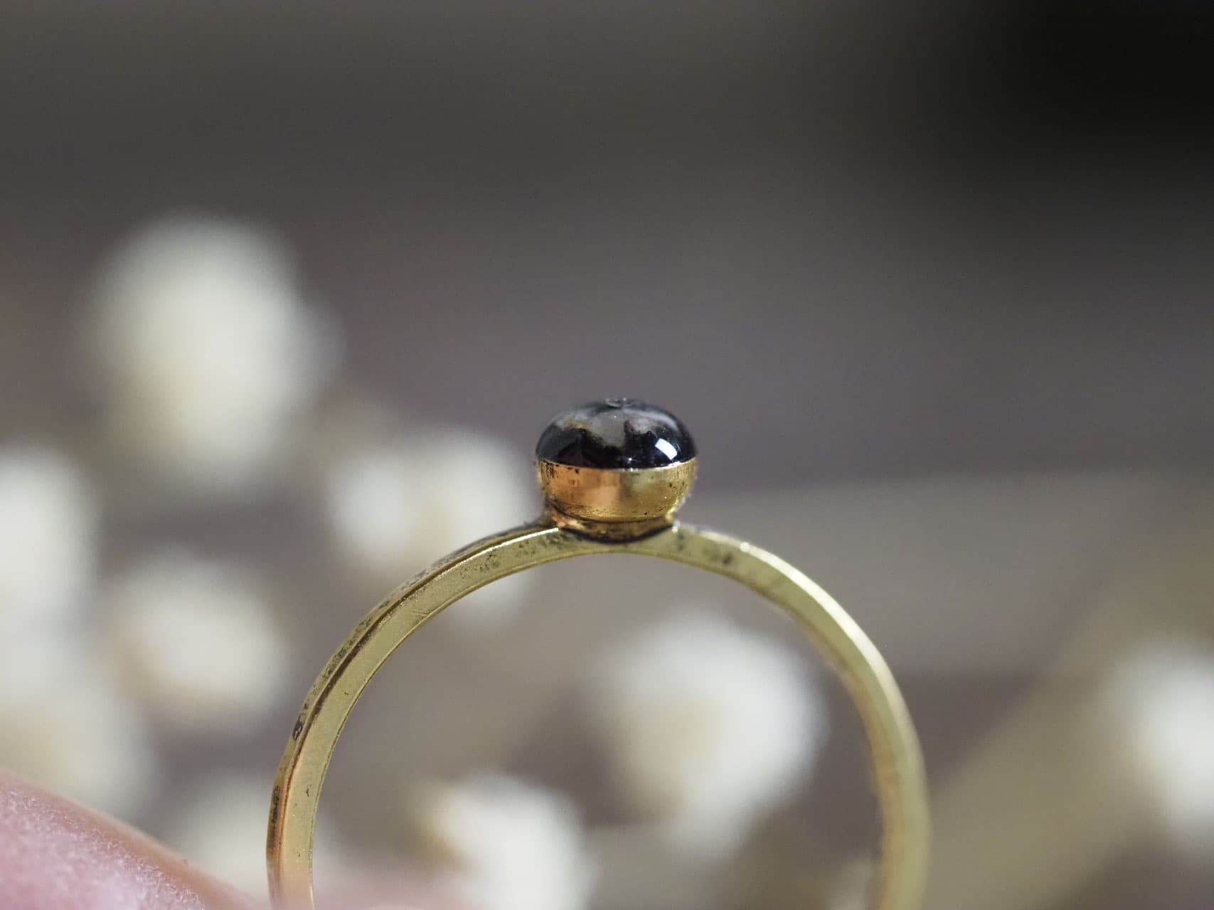 Feiner Fingerring mit Asche, rund, Beschichtung 999er Silber oder 24K Gold, Nr. S4/S8
