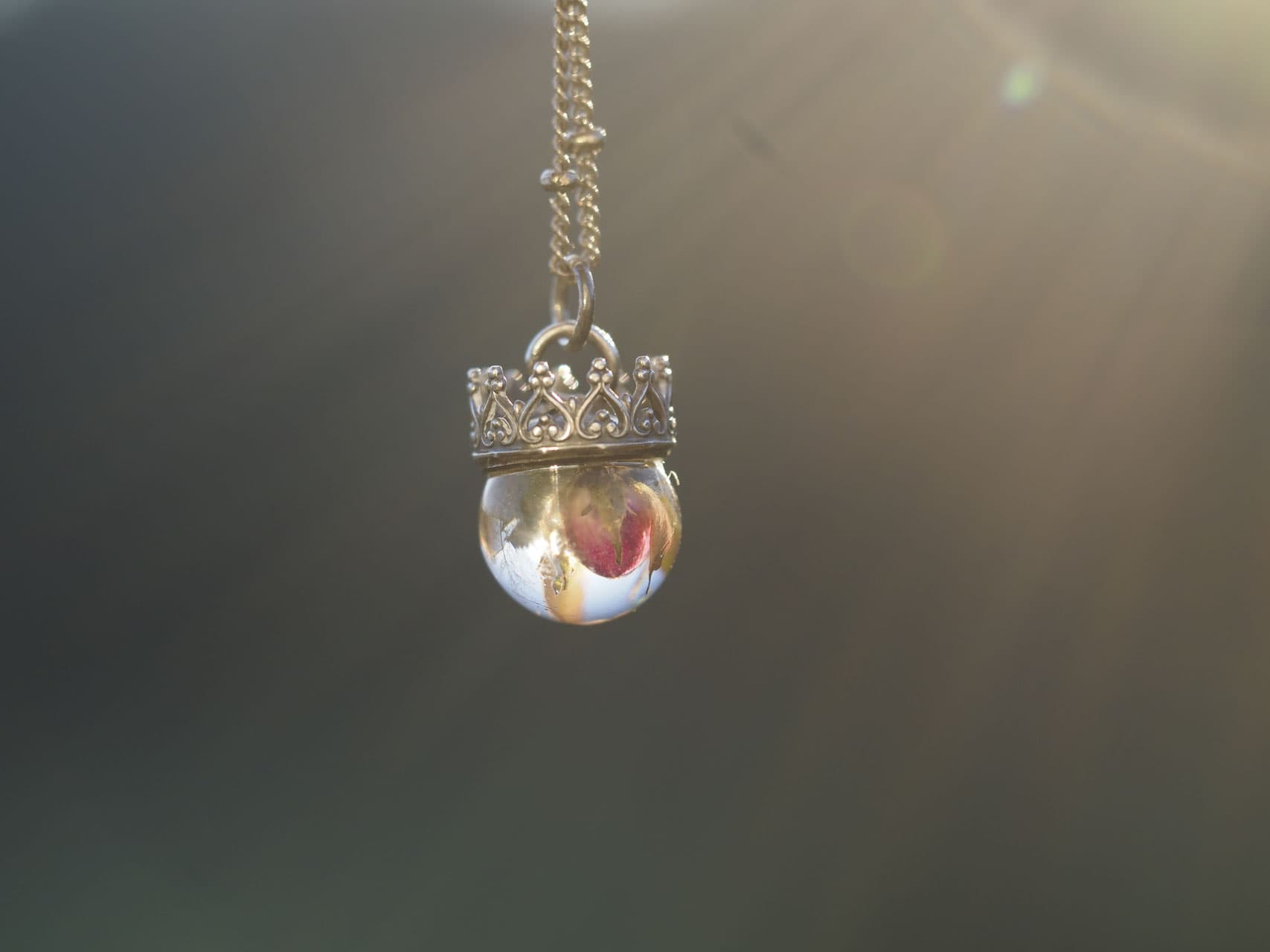 Die kleine Wunschkugel mit einer echten mini Rosenblüte, die Fassung ist handgeschmiedet, inkl. Kette, Nr. A8