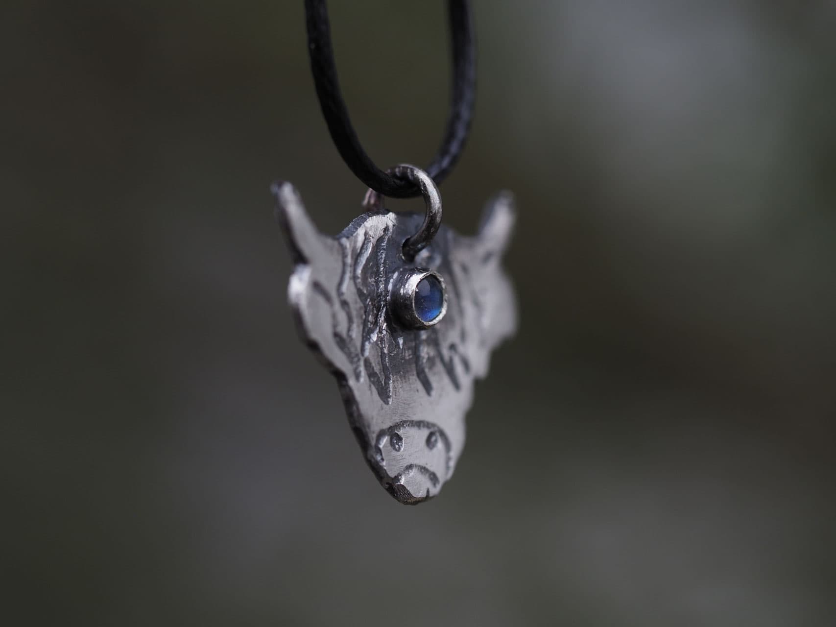 Schottisches Hochlandrind Anhänger handgefertigt aus Sterlingsilber mit einem Labradorit-Edelstein Nr. 1380