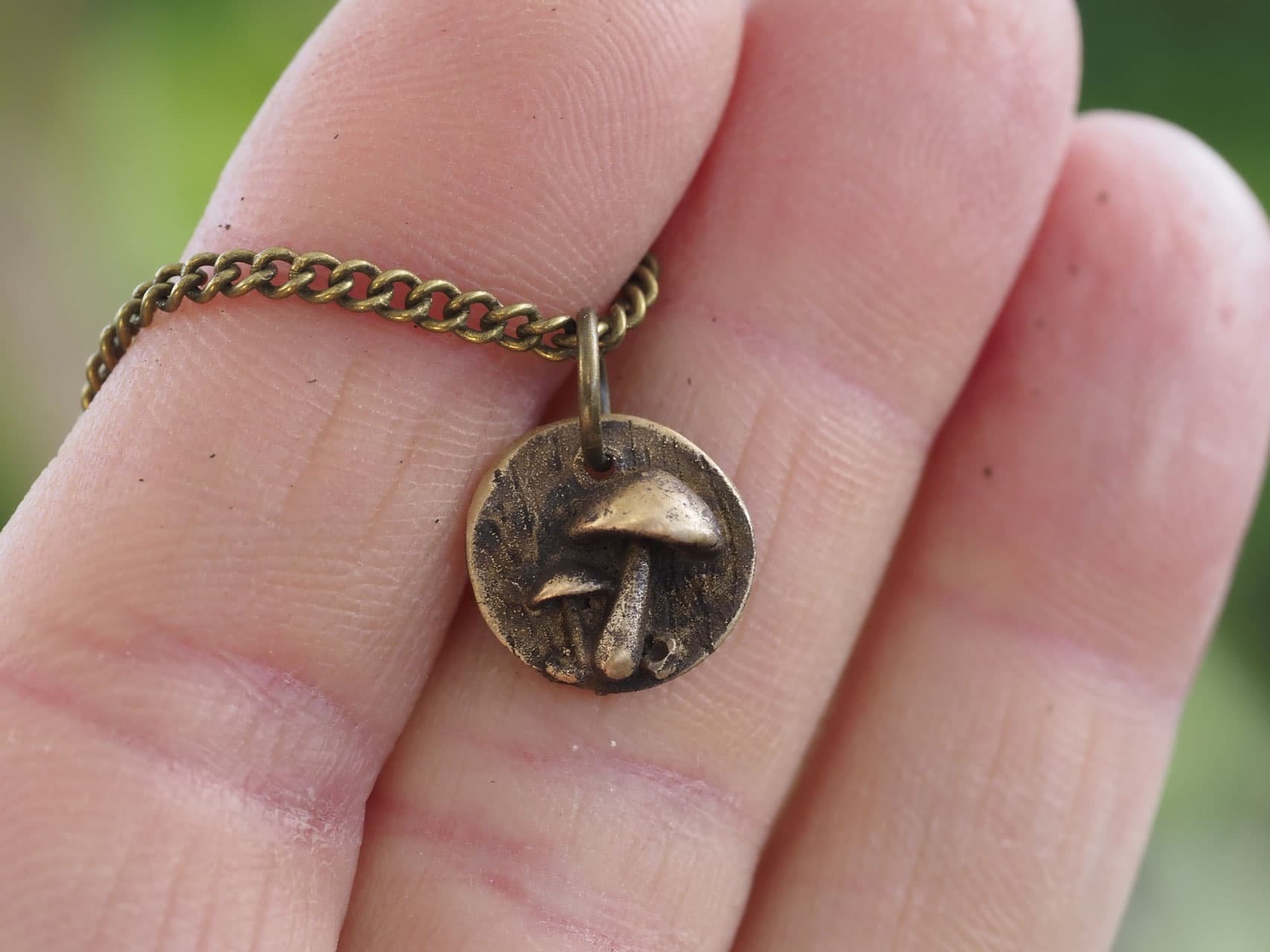 kleine Münzen mit Pilzen und Tierspuren aus Bronze inkl. Kette à 44 cm, Nr. A162