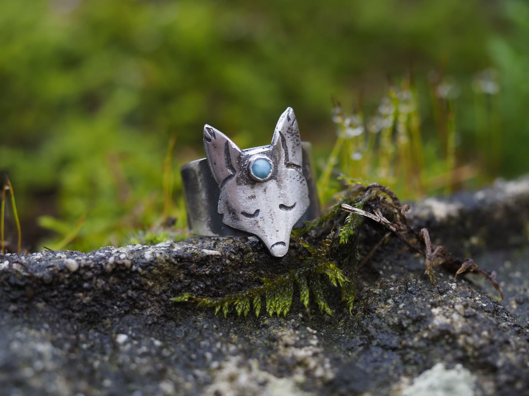 Der kleine Fuchs mit Larimar und einer kleinen Waldwelt versteckt auf den Seiten, aus Sterlingsilber Nr. 1375