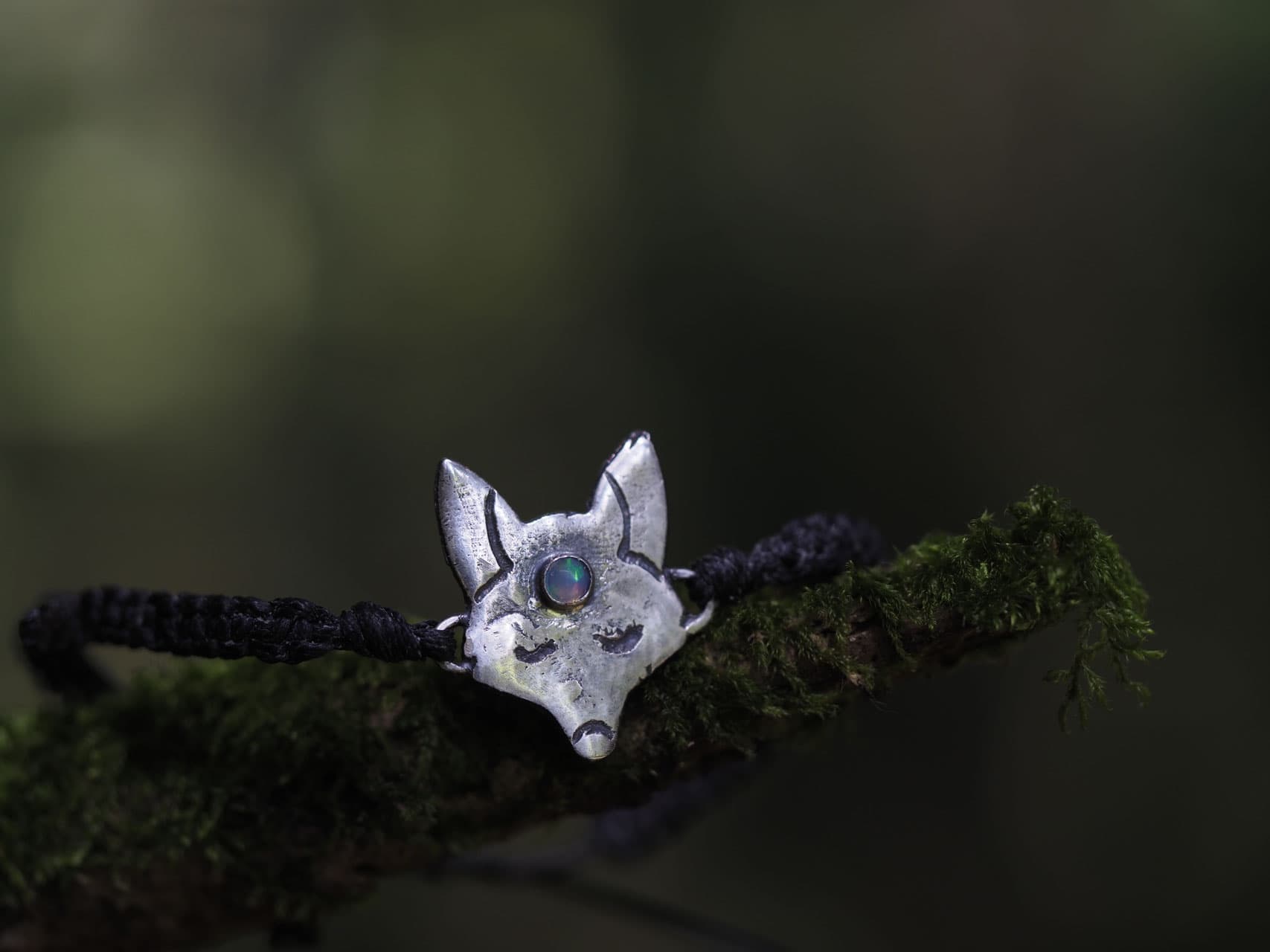 Der kleine Fuchs mit Opaledelstein, aus Silber 925 an einem geknüpften Makrameebändeli, Nr. A84