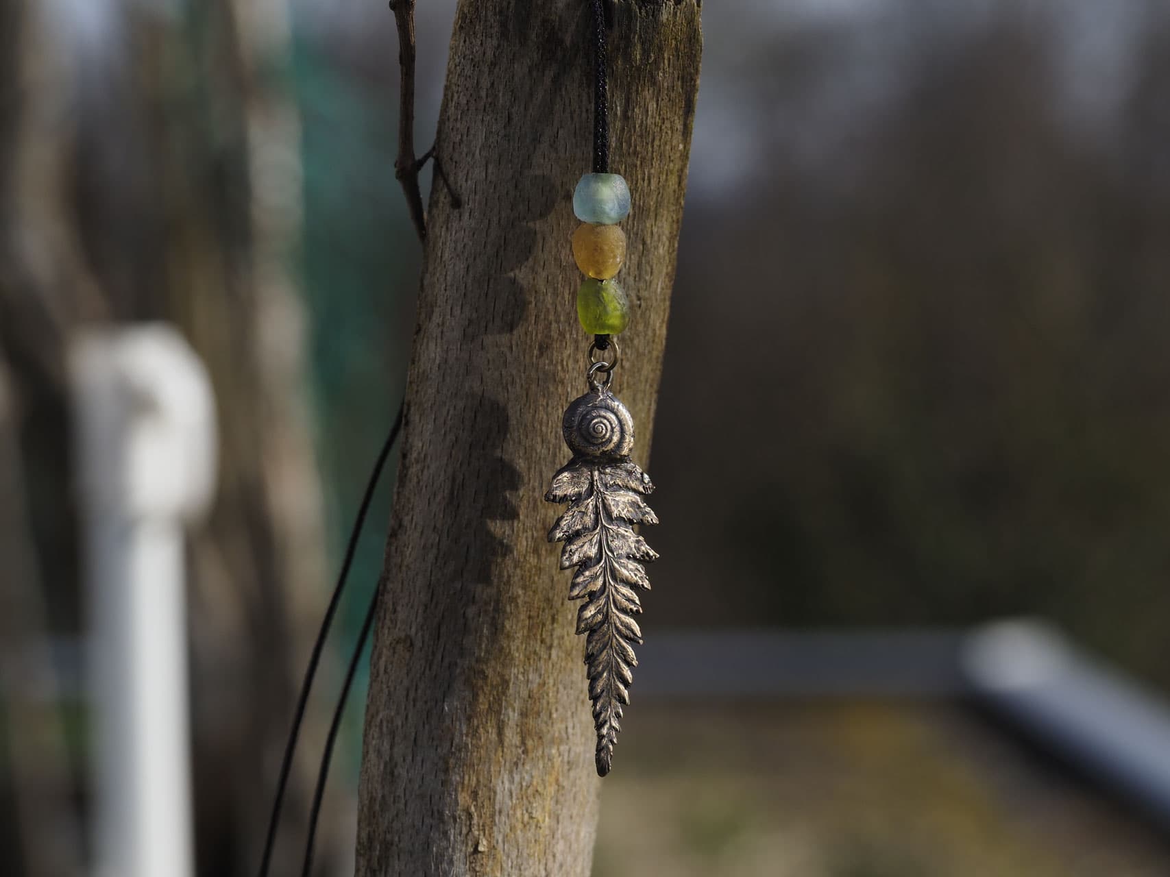 Ein Hauch von Waldzauber - Bronze Farn mit Schneckenhaus und recycelten Glasperlen (aus Altglas), Nr. A141