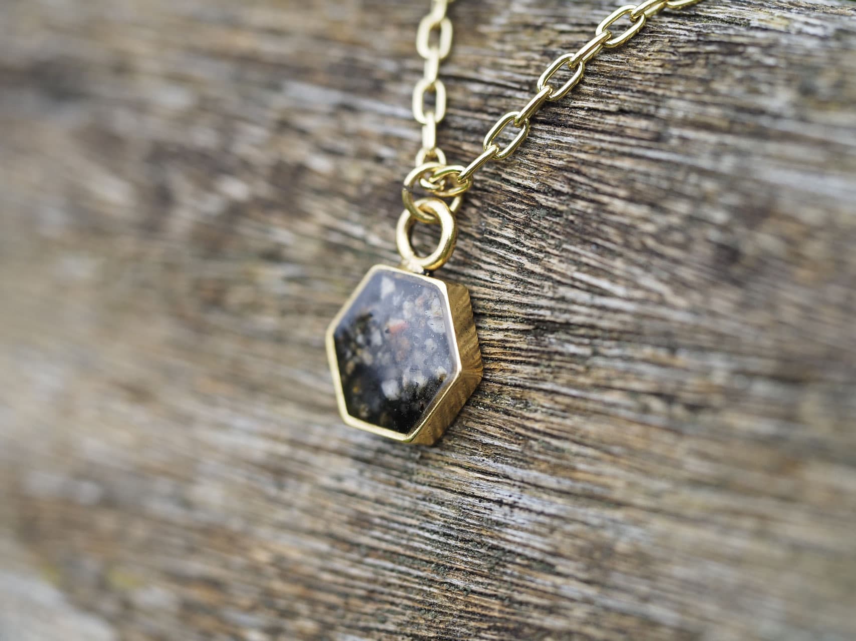 kleines Hexagon mit Asche, Beschichtung 24k Gold