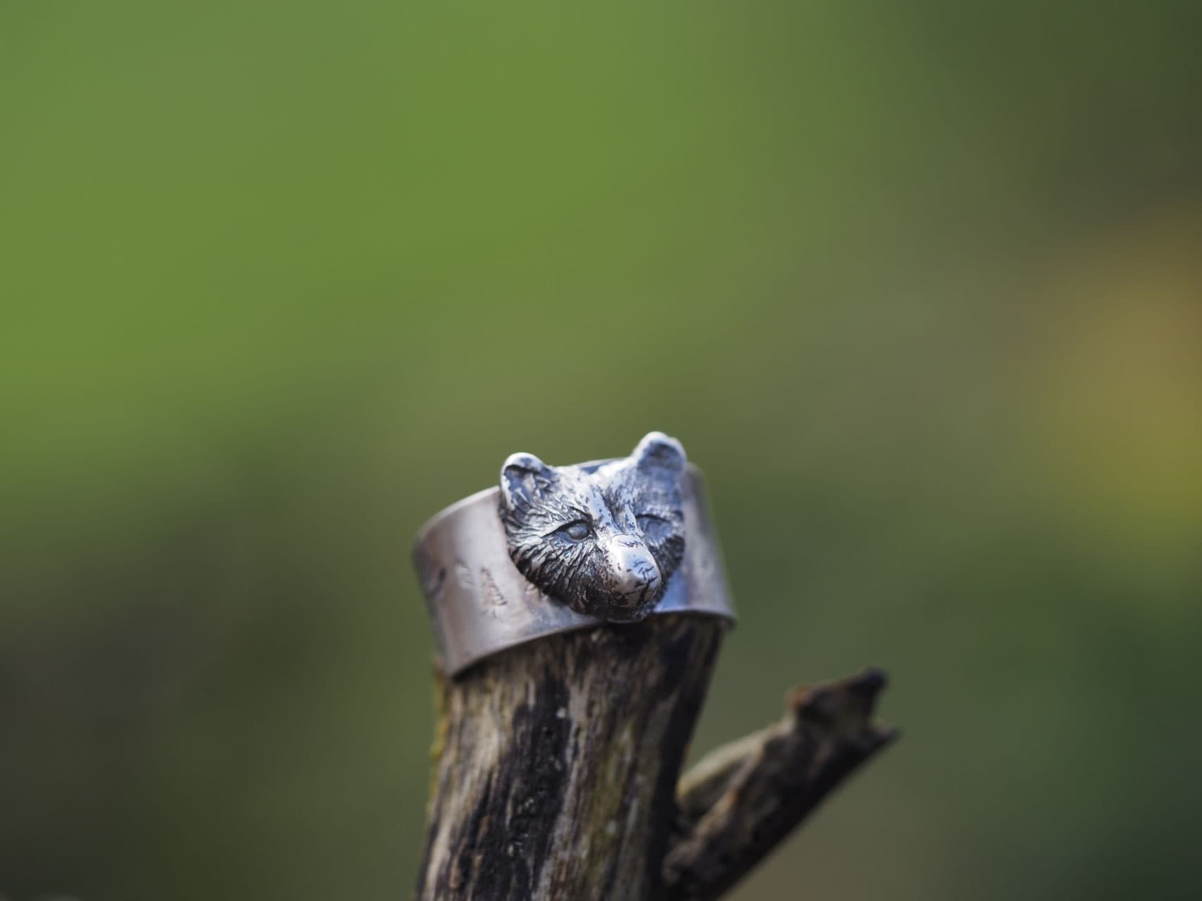 Bär mit einer kleinen Waldwelt versteckt auf den Seiten aus Sterlingsilber Nr. A111