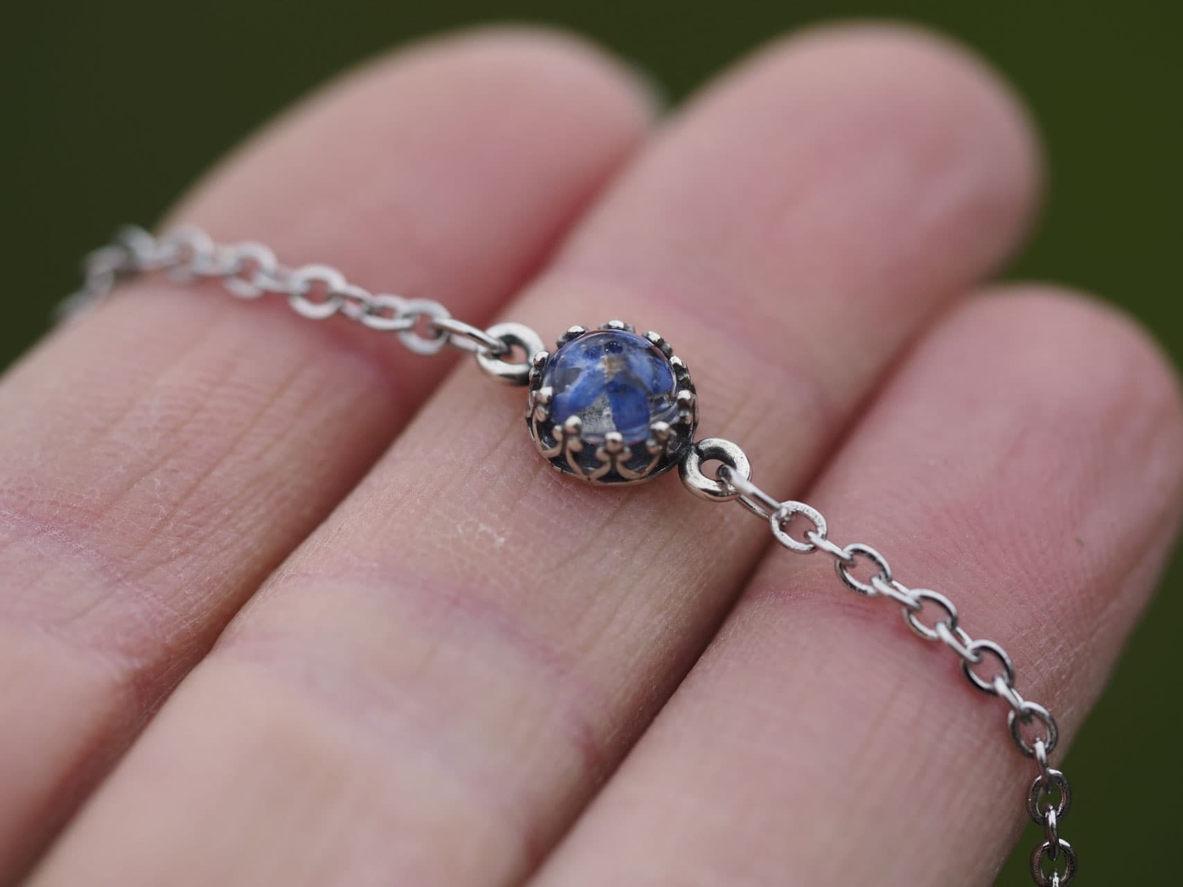 Vergissmeinnicht - handgemachter kleiner Anhänger mit Vergissmeinnicht an einem silberfarbenen Armband, Nr. A43