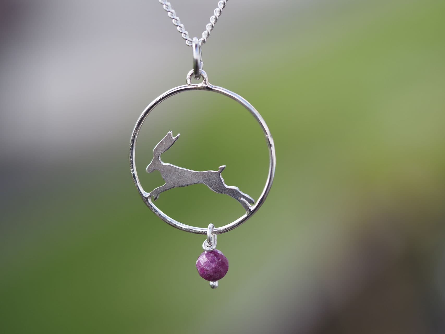 Der Sprung zum Mond - Hase im Silberkreis mit Rubin, aus Sterlingsilber Nr. A58