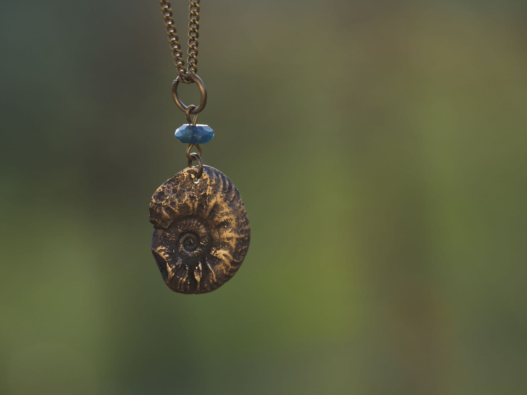 Ammonit Versteinerung mit Apatitperle, Bronze, Nr. A11