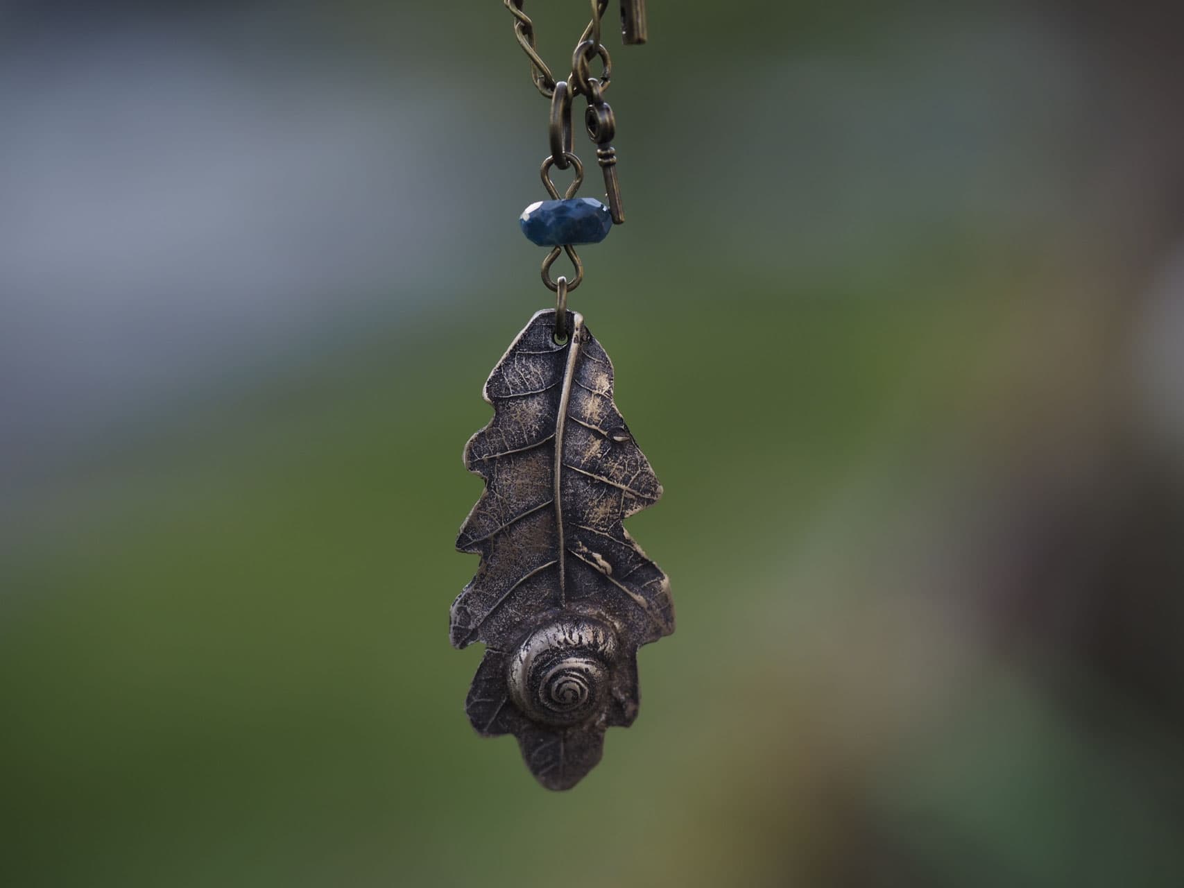 Mein Eichenblatt mit Schneckenhäuschen aus Bronze mit Apatit, inkl. Kette Nr. A55