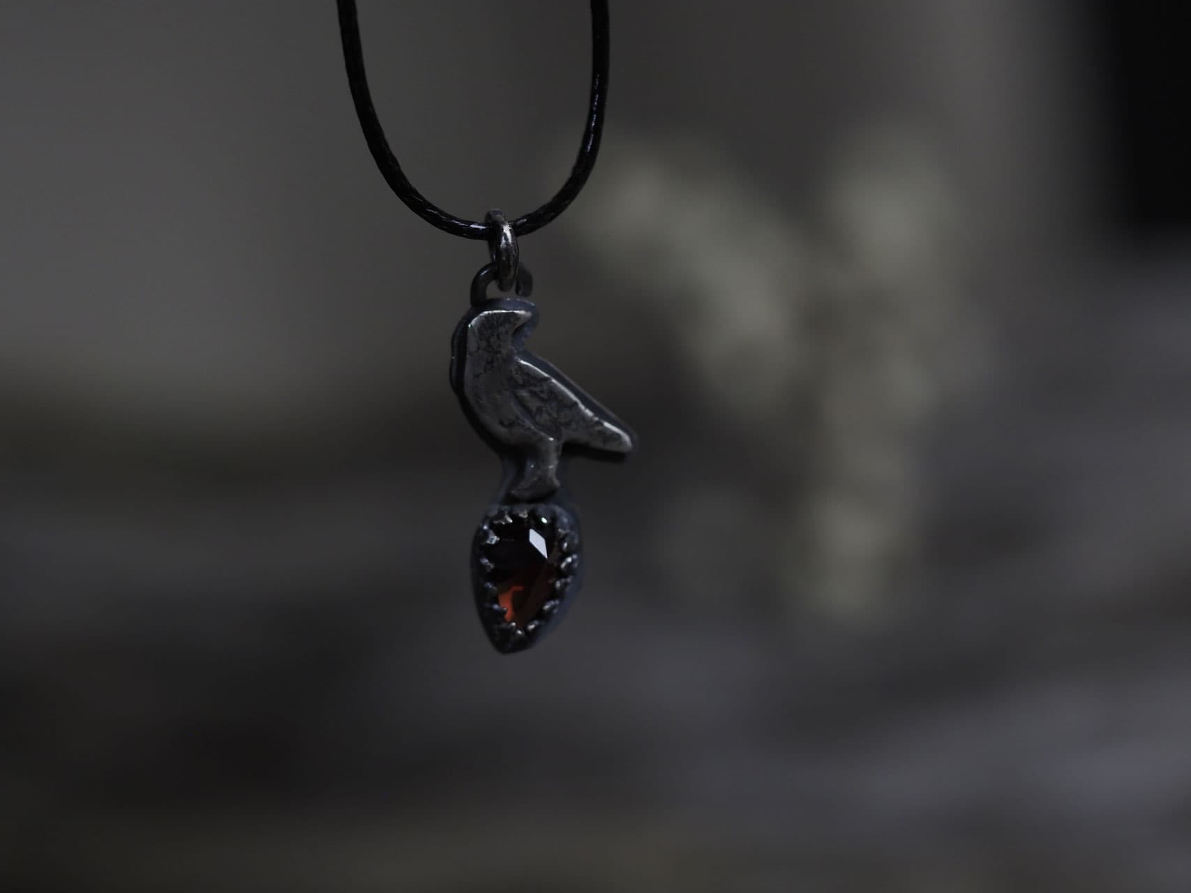 Der kleine Rabe handgefertigt aus Sterlingsilber mit rotem Granat Nr. 1361
