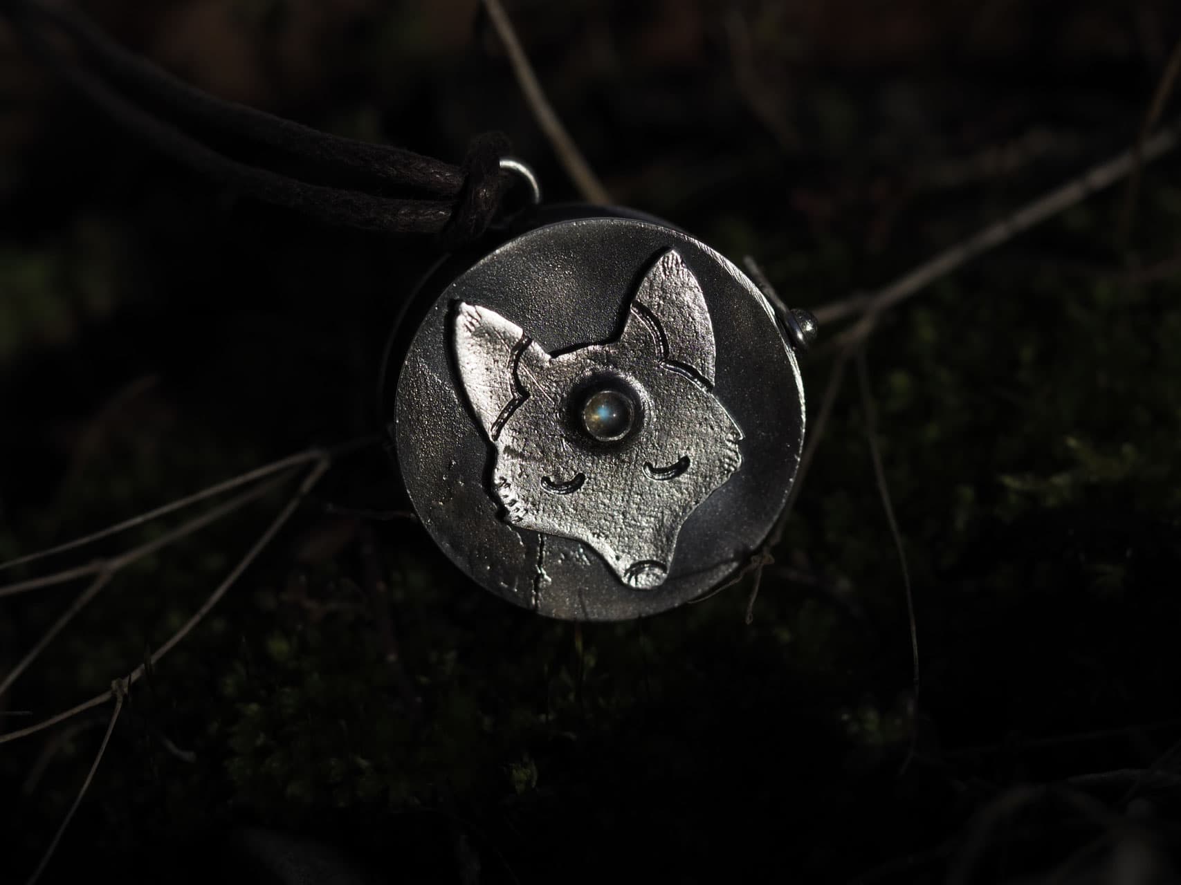Handgefertigtes Medaillon aus Sterlingsilber mit einem Fuchs und Labradorit, auf der anderen Seite der Hase mit Mondstein, zum Öffnen, Nr. 1378