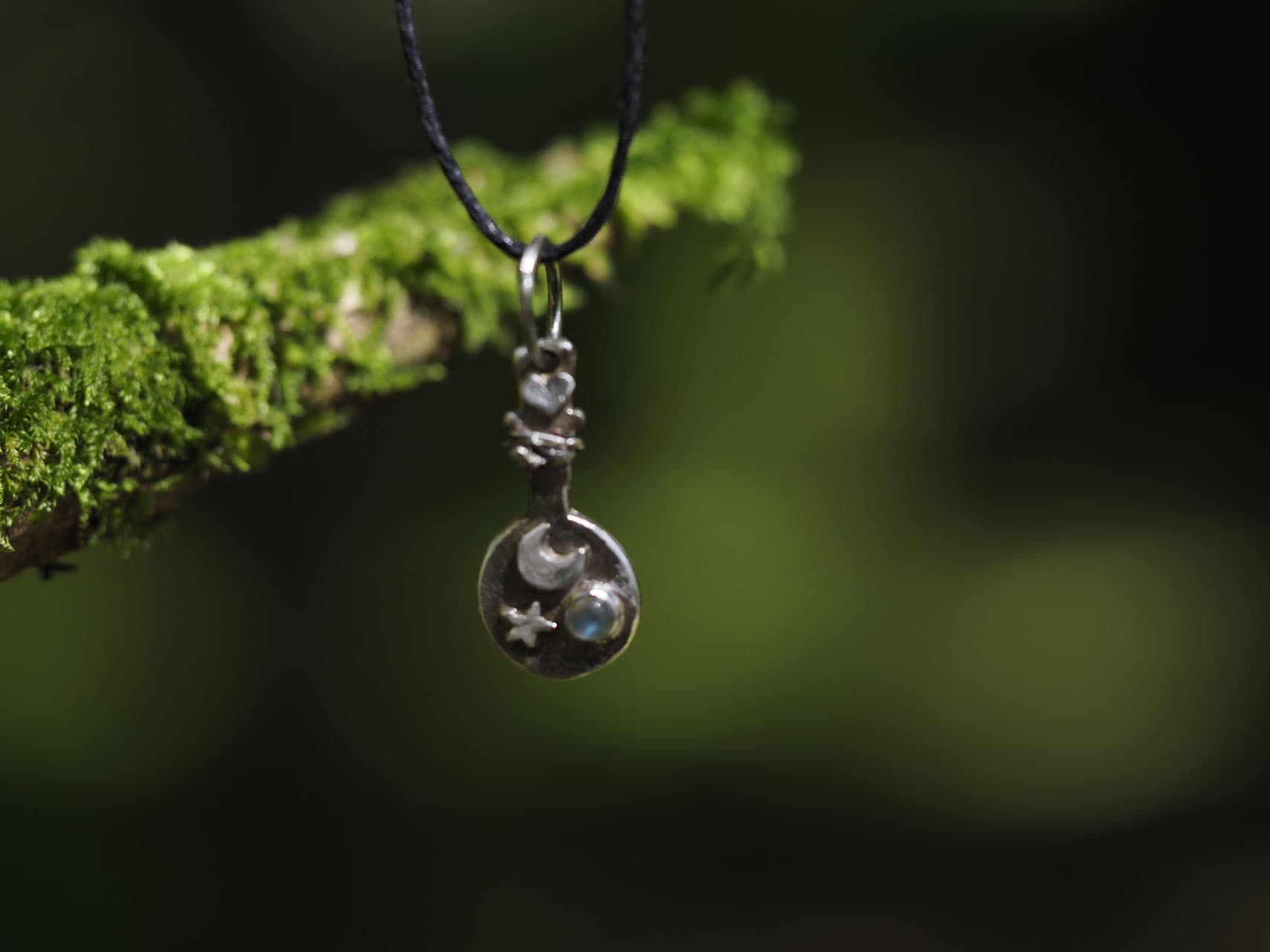 Winziges Zaubertrankfläschchen mit Mond, Stern, Herz und einem Opaledelstein, aus Sterlingsilber handgeschmiedet, Nr. A86