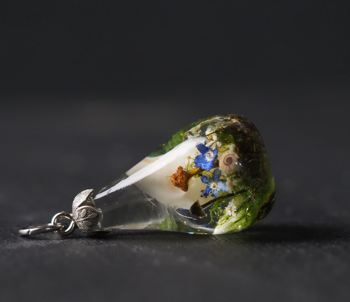 Tropfen mit Wunschfüllung (Möglich sind Haare, Asche, Namen und diverse Blumen) - bitte nimm mit uns per Mail Kontakt auf um Details zu besprechen.