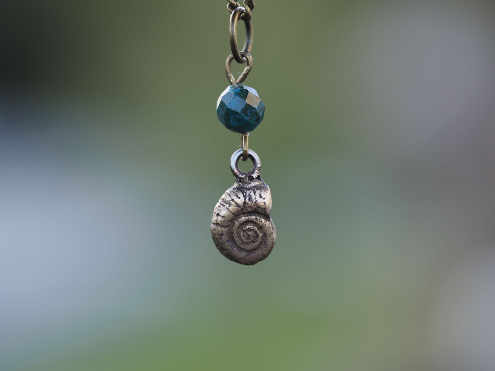 Mein kleines Schneckenhäuschen mit Chrysokoll Edelsteinperle, inkl. Kette Nr. A54