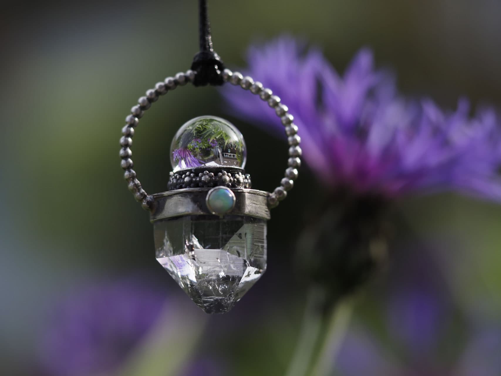 Handgefertigter Kettenanhänger mit einem Bergkristall aus den schweizer Bergen und einer Bergkristallkugel obendrauf, ein kleiner Opal ist in der Sterlingsilberfassung eingearbeitet, Nr. 1395