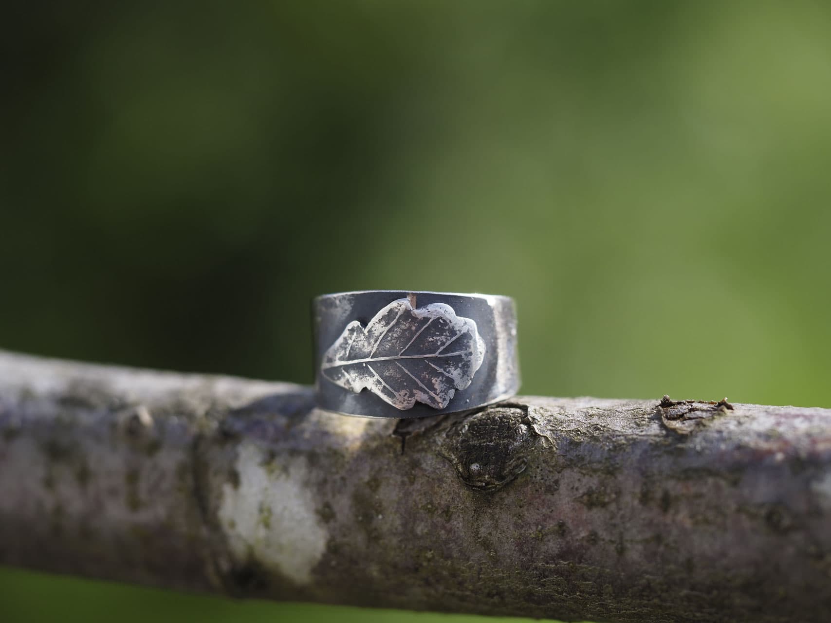 Eichenblatt mit einer kleinen Waldwelt versteckt auf den Seiten aus Sterlingsilber Nr. 1407