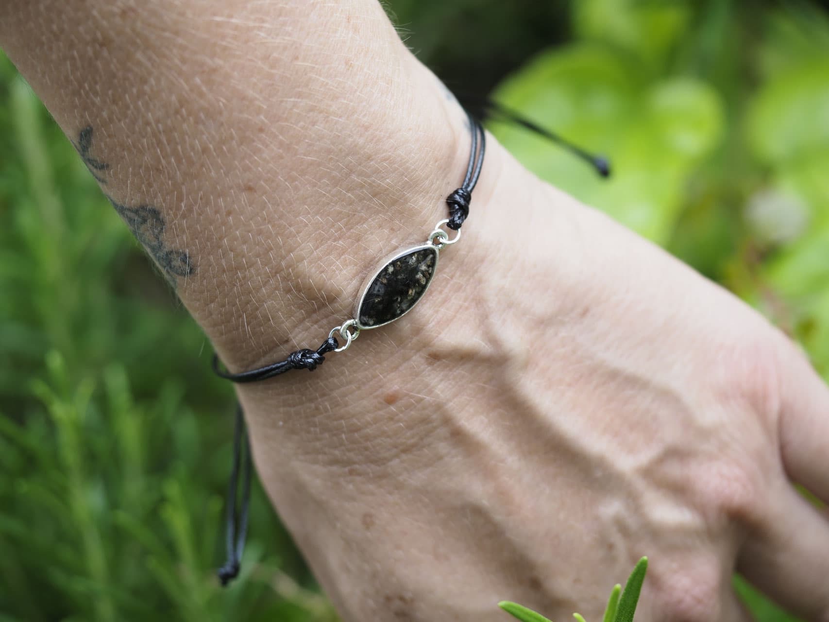 Armbändeli mit Ascheanhänger (auch mit Haaren möglich) in Elipsenform, 999er Silber beschichtet an einem Makrameeband, Nr. 749