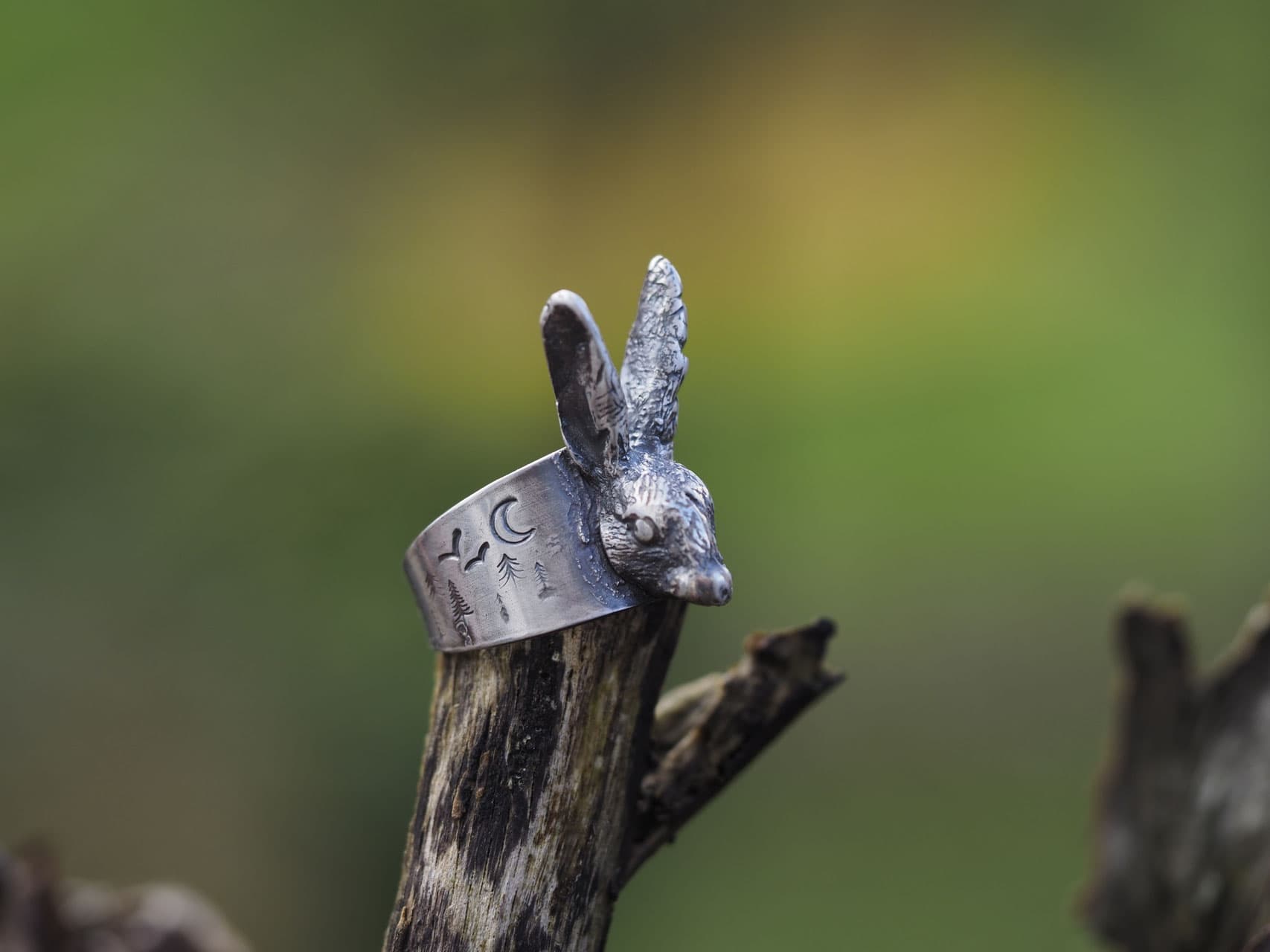 Hase mit einer kleinen Waldwelt versteckt auf den Seiten aus Sterlingsilber Nr. A112
