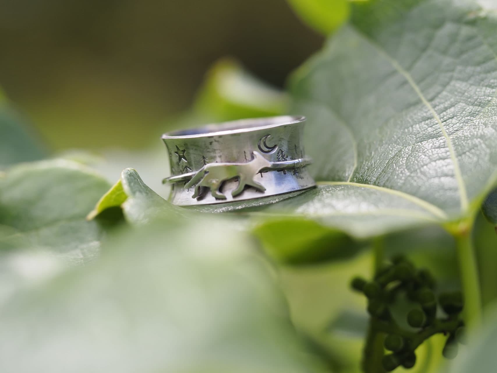 Der kleine Fuchs rennt leise durch den Wald, mit Opal. Grösse 62/22. Der innere Ring lässt sich drehen, aus Sterlingsilber Nr. 1463