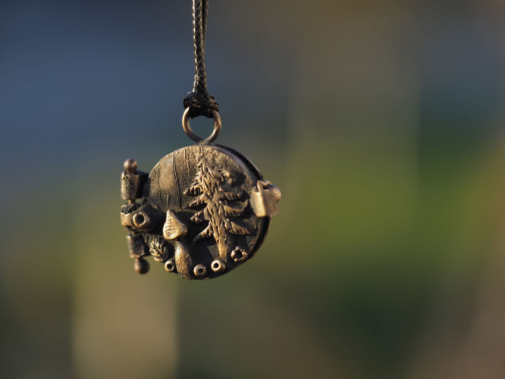 Medaillon aus Bronze mit der kleinen Waldwelt, zum Öffnen, Nr. A9