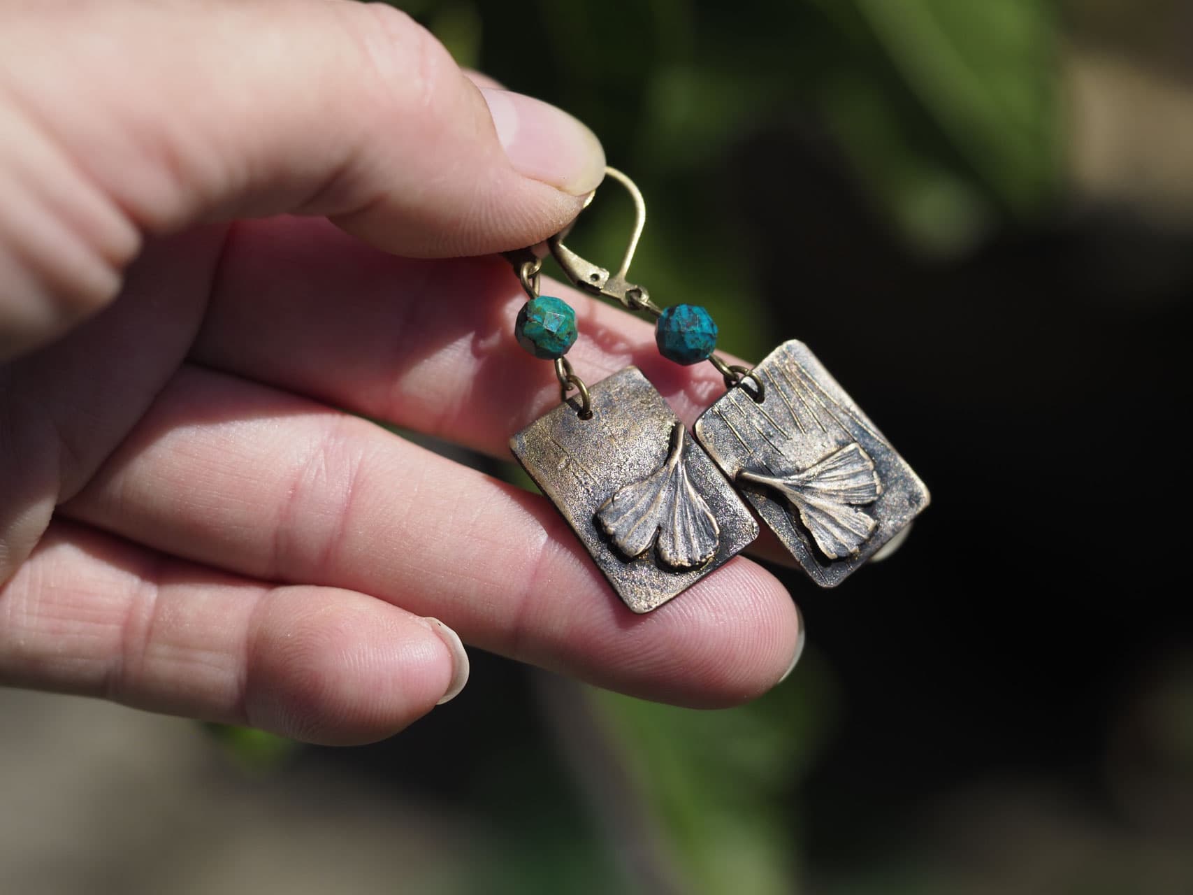 Ginkgo-Plättchen Ohrringe aus Bronze mit Chrysokoll Edelstein-Perle, Nr. 1419