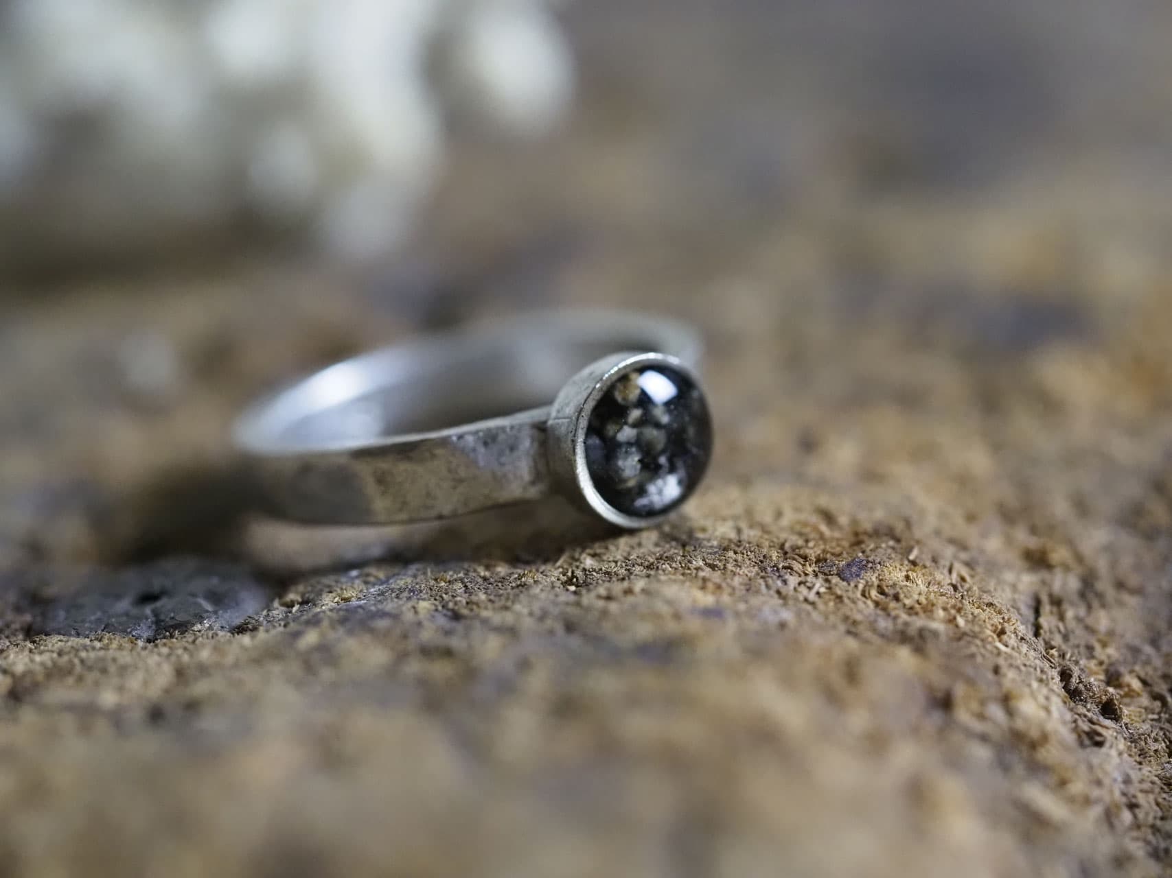 Fingerring 4mm breit, mit Asche, rund, Beschichtung 999er Silber, Grösse 17/57 Nr. S7