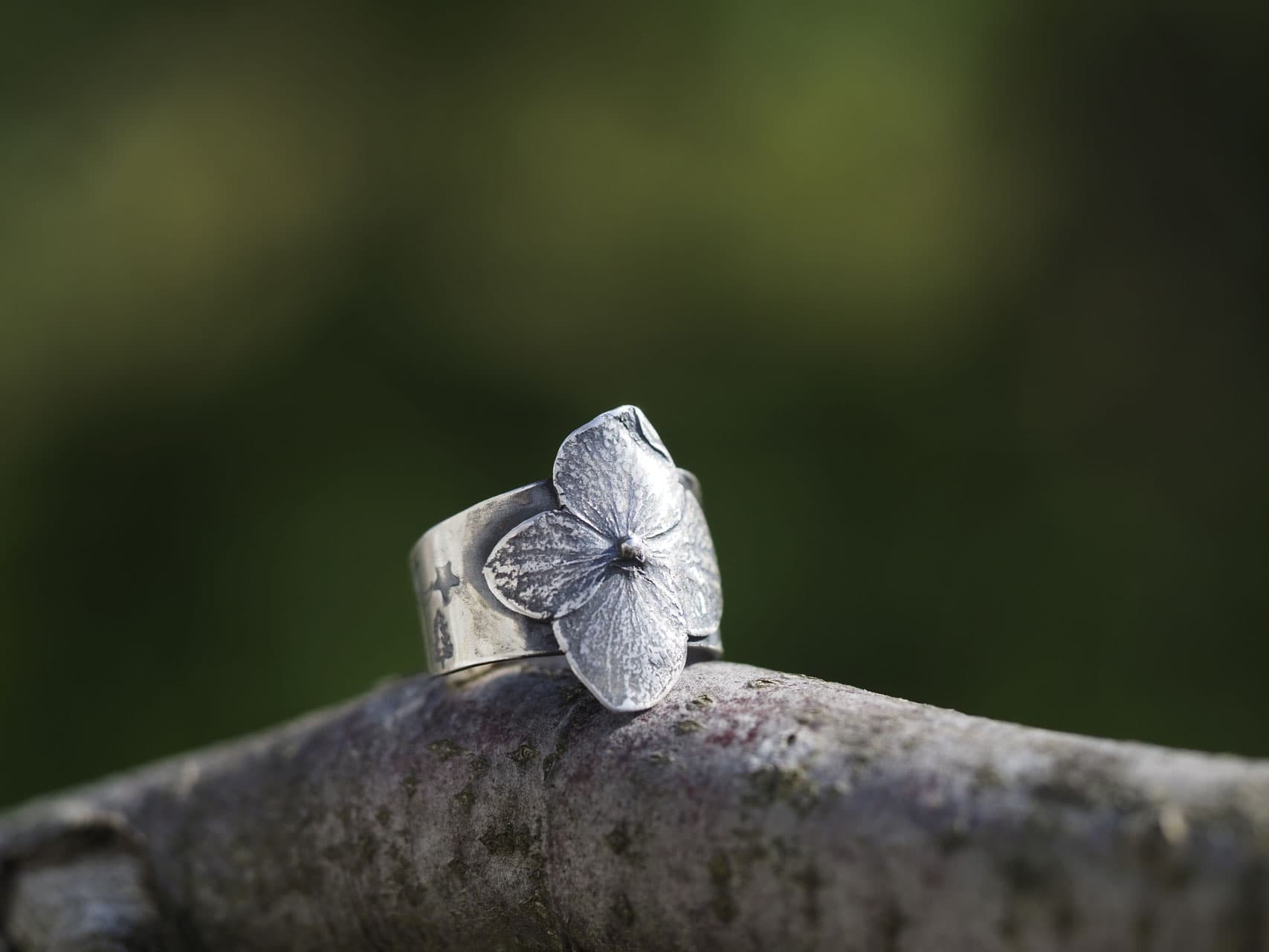 Hortensienring mit einer kleinen Waldwelt versteckt auf den Seiten aus Sterlingsilber Nr. 1408