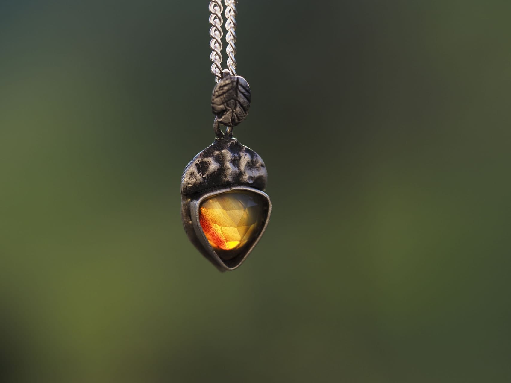 Die kleine Eichel aus Silber und einem Montana Achat, von Hand geschmiedet, inkl. Silberkette, Nr. A7