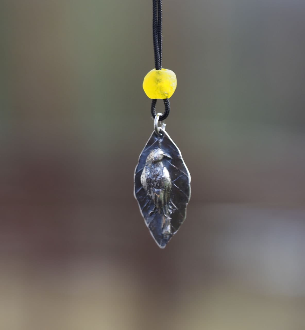 Ein Hauch von Waldzauber - Buchenblatt mit Rabe und einer recycelten Glasperle (aus Altglas), Nr. A110