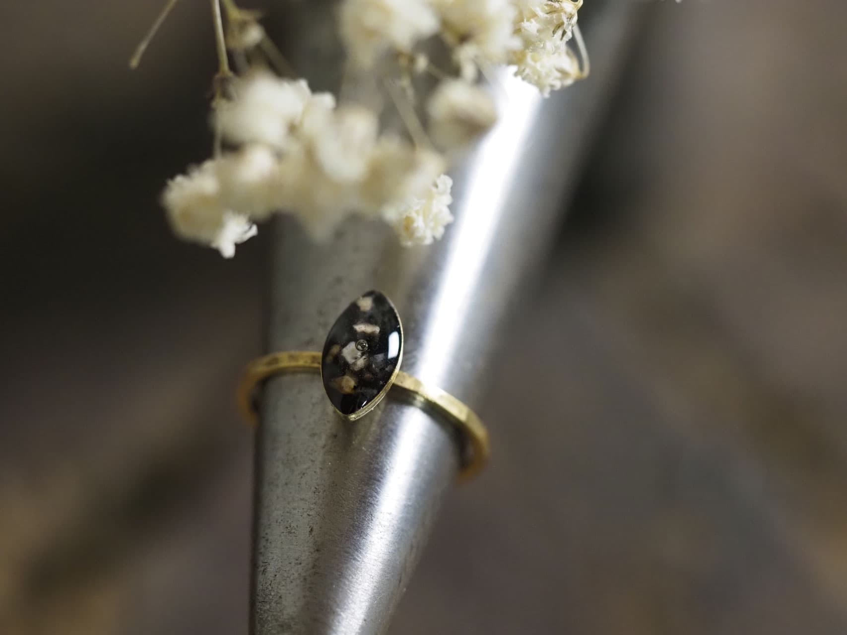 Feiner Fingerring mit Asche, Elipsenform, Beschichtung 24k Gold, Nr. S1