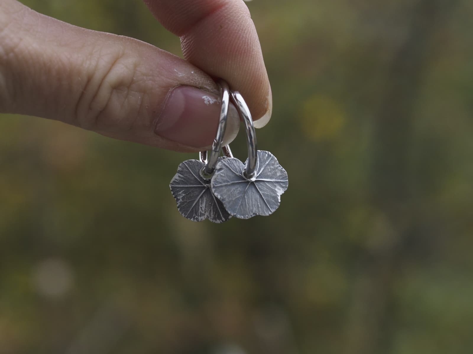 Frauenmänteli Blätter an Creolen Silber